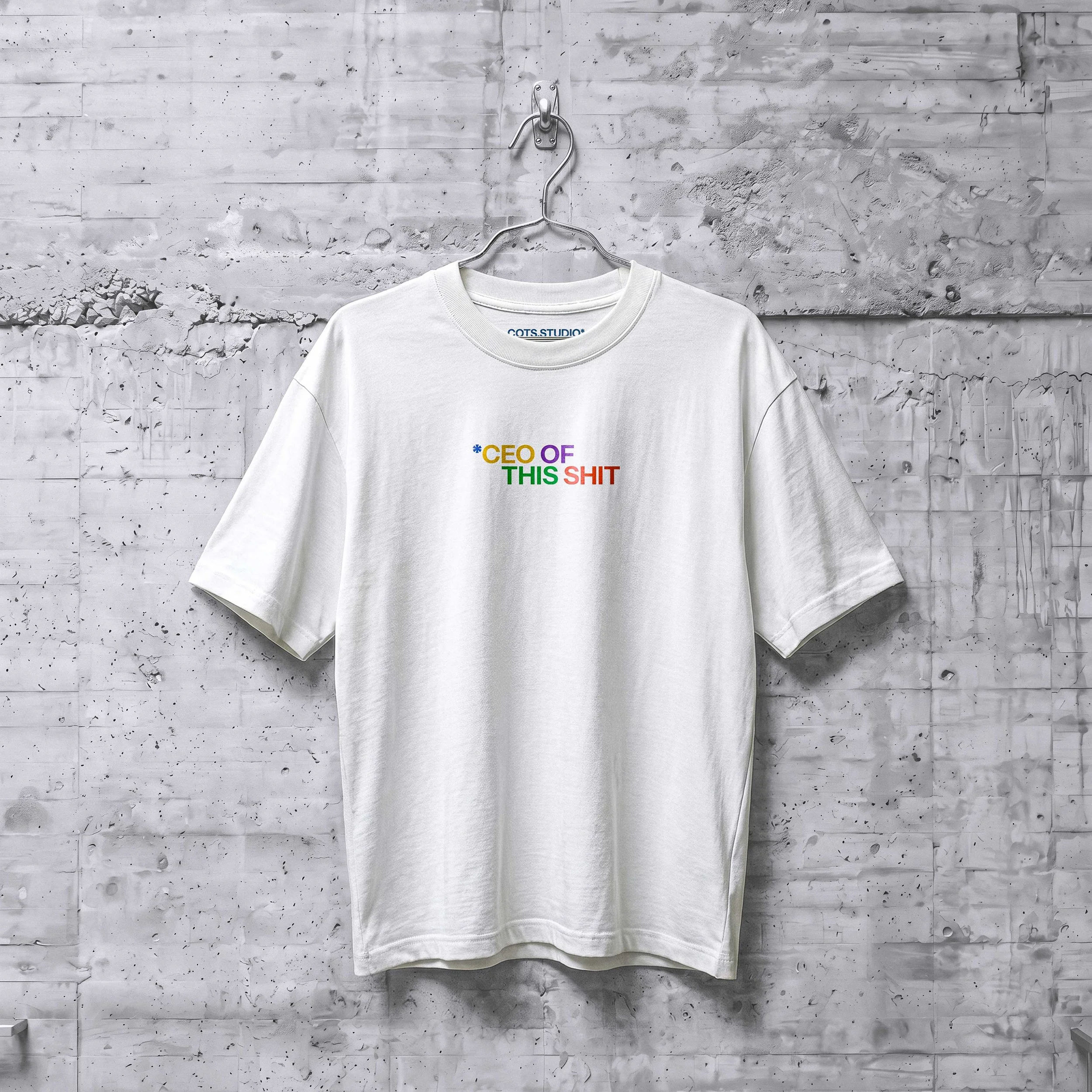 EVERYONE TEE COTS.STUDIO bianca, vista frontale con grafica multicolore CEO OF THIS SHIT