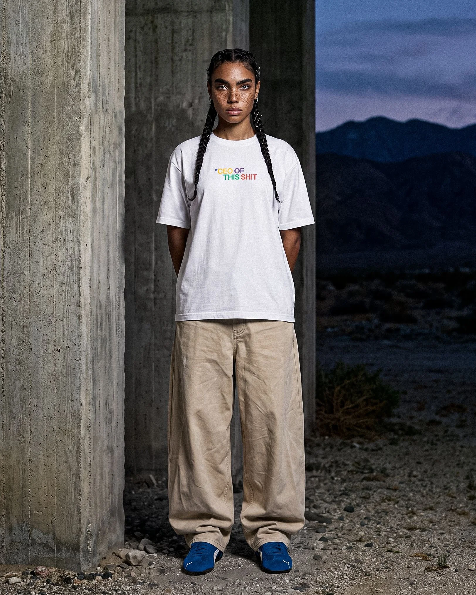 EVERYONE TEE COTS.STUDIO bianca indossata, vista frontale con grafica multicolore CEO OF THIS SHIT