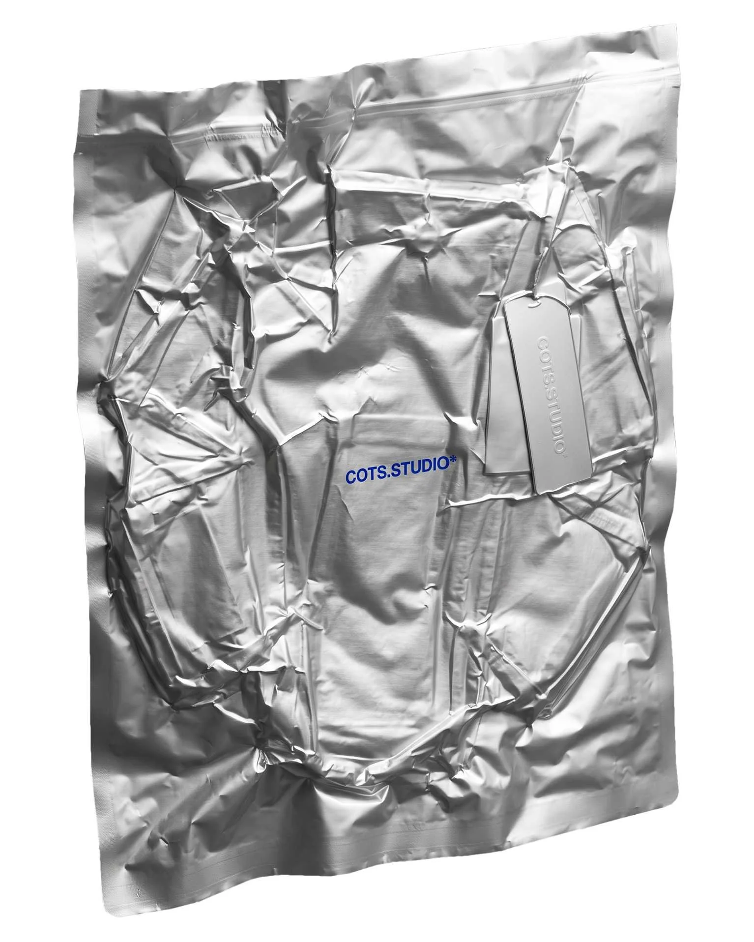 Packaging argentato COTS.STUDIO per ASTERISK BAG con logo blu e cartellini brandizzati