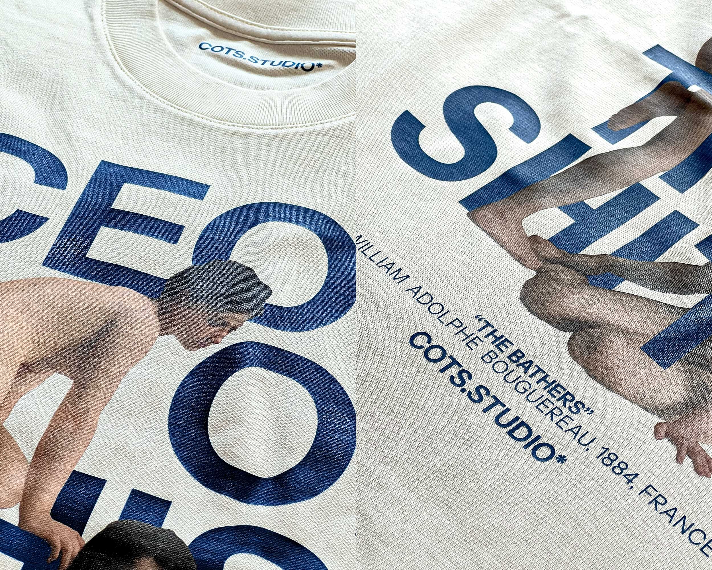 Dettaglio della grafica frontale della BATHERS TEE con The Bathers di Bouguereau e lettering blu CEO OF THIS SHIT