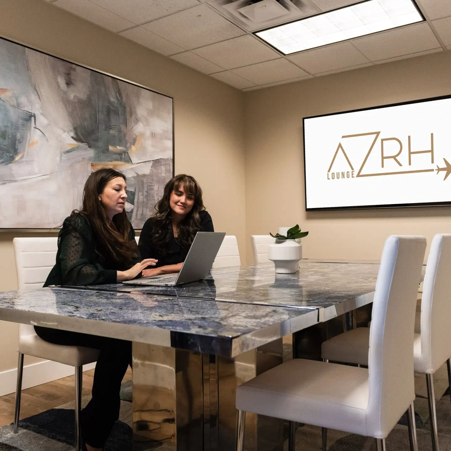 Have your meetings here!! 🤝 We offer a great, flexible space for small businesses. 

Call us now at 623-226-8182 or visit us at www.AZRHlounge.com

#scottsdalelounge #travellounge #scottsdalemeetingrooms #scottsdalemeetingroomrentals #meetingrooms #
