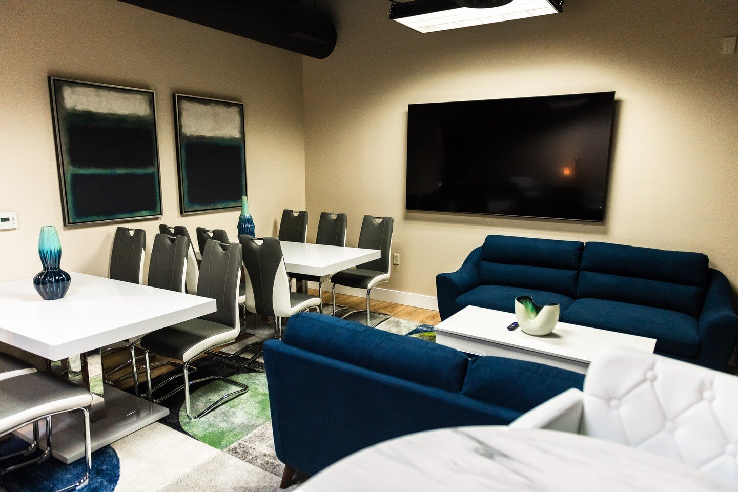 The lounge offers casual spaces that can also be ideal for small meetings. Bring your small team here to gather, meet and create.

To book the lounge, visit www.azrhlounge.com or call/text us at: 623-226-8182!

#azrhlounge #aztravellounge #travelloun