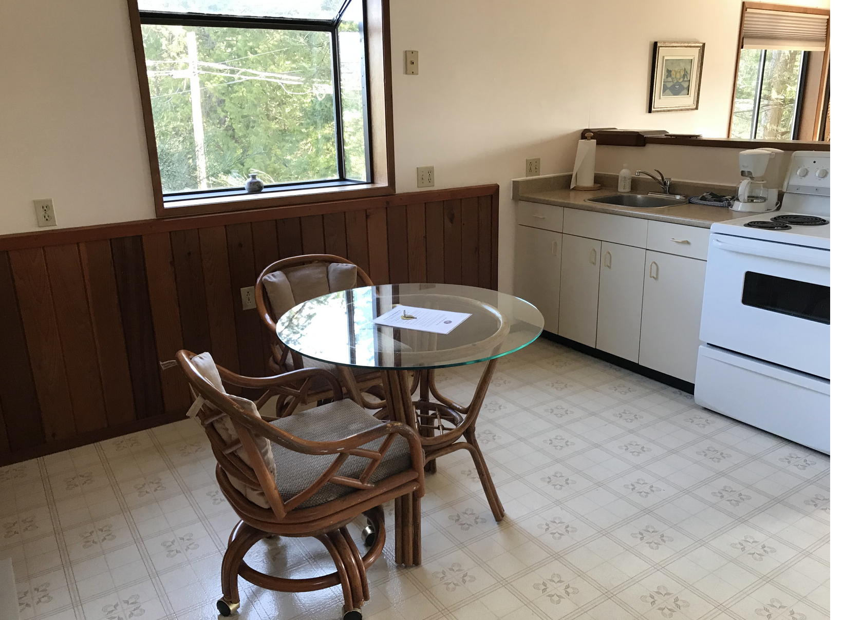The Pacific Suite - Dining and Kitchen Area