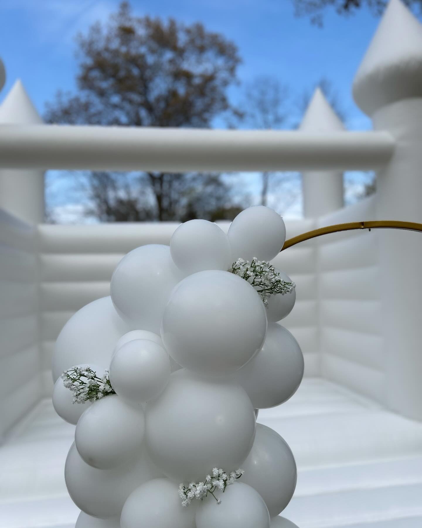 Communion and baptism season is coming up and we have availability! Our white bounce houses + simple, elegant balloons will make the perfect decor 🤍🕊️ Message us to inquire!