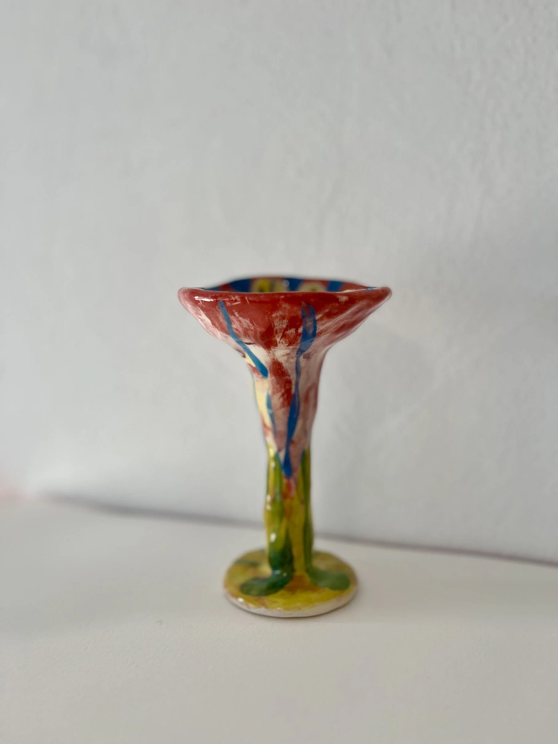 Flor tecnicolor, 2025. Cerámica esmaltada - 14 x 9.5 x 9.5 cm (ángulo 1)
de la serie Flores Raras