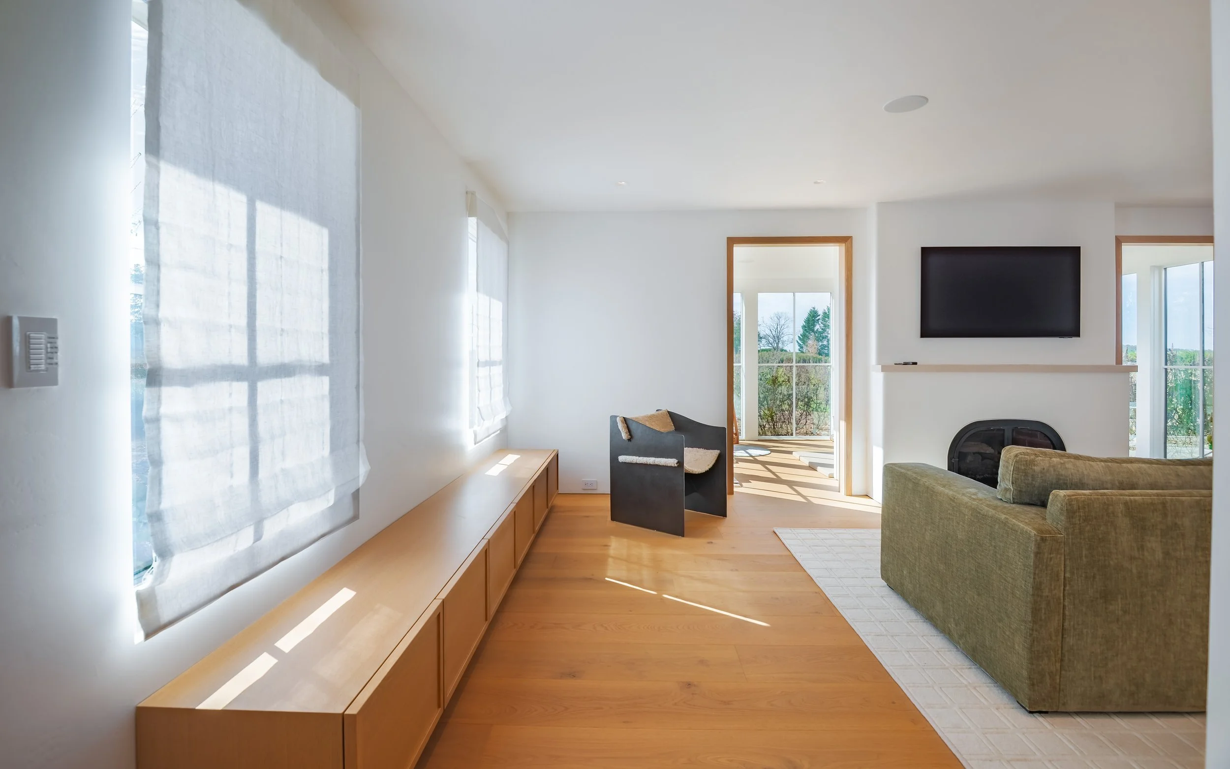 19-north-fork-gut-renovation-living-room-built-in-window-bench.jpg