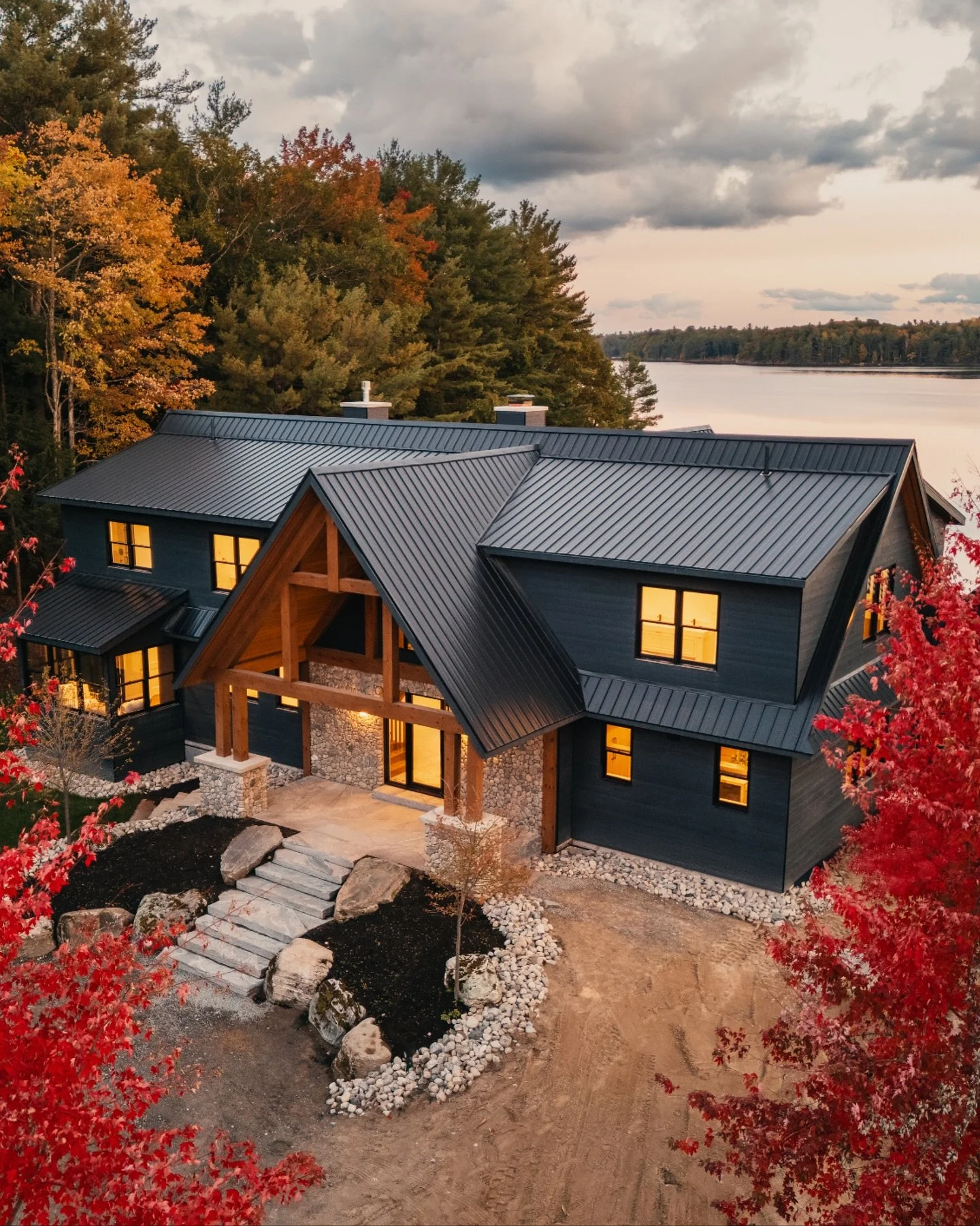 Take a quick tour around the upper level of “Rocky Point.”
MATERIAL HIGHLIGHTS
• Siding: 1x8 Cedar, Rough Face, 3/16” Bevel Gap with Staple Line, Custom Finish
• Timbers: Eastern White Pine
• Ceilings: 1x6 Clear Pine