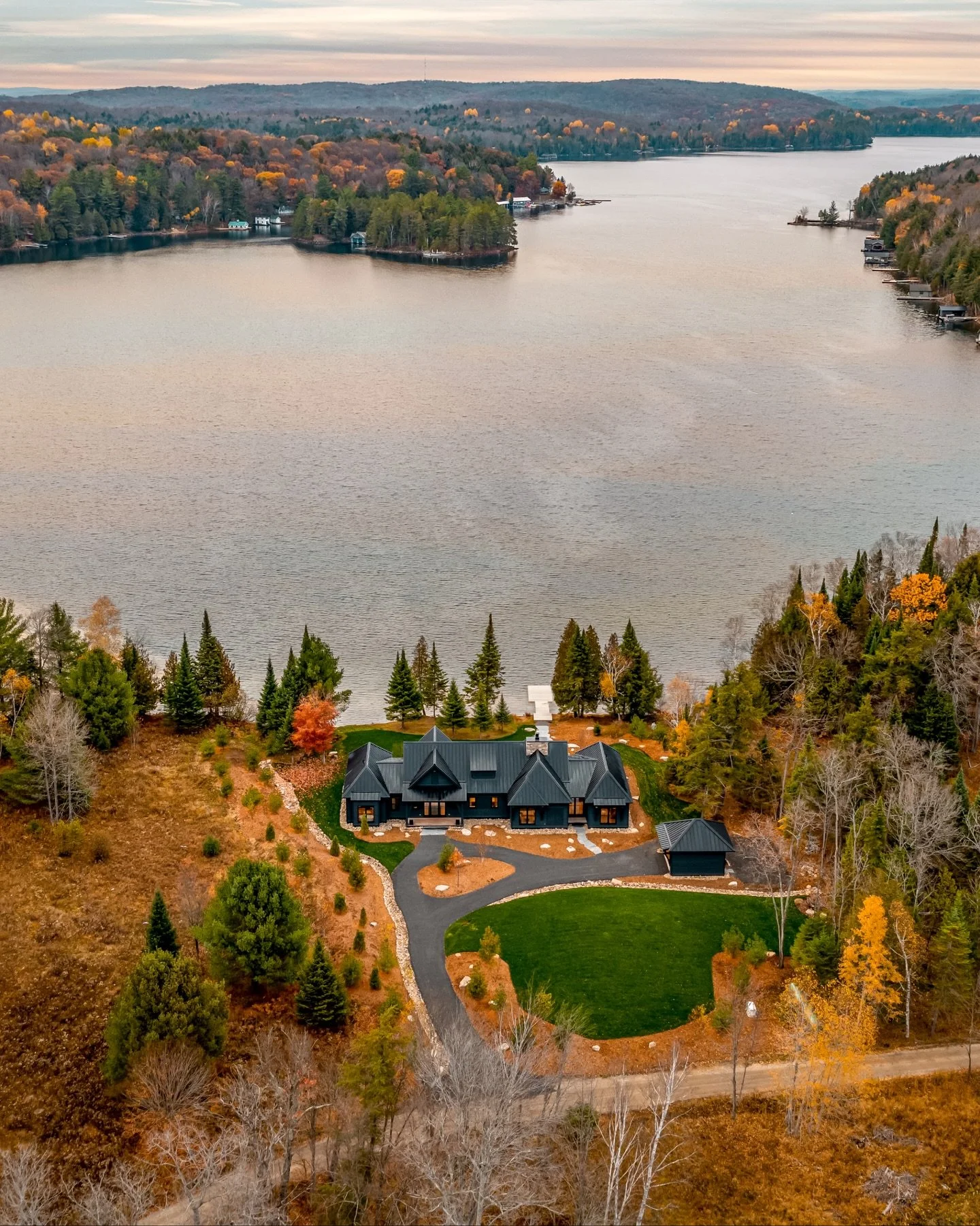 Visit this vastly impressive build on Bigwin Island. 

Our ML crew was thrilled to supply materials to the incredible team who put this together.

MATERIAL HIGHLIGHTS
&bull; Siding: 1x6 Cape Cod Cove
&bull; Interior Beams: Muskoka Lumber&rsquo;s Mite