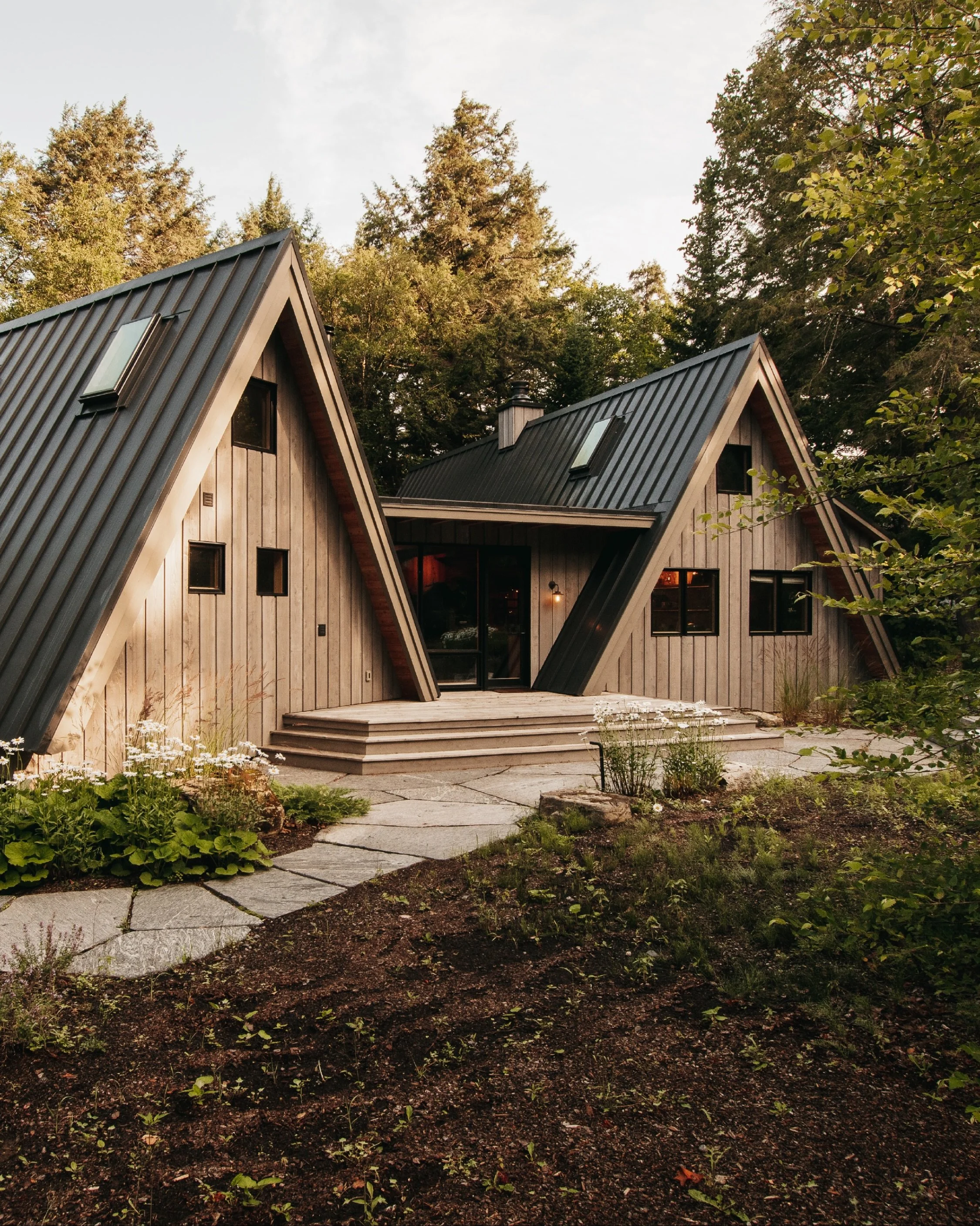 Explore this enchanting build, on Bella Lake.

Our ML crew loved working with @grohcon to supply the materials that were needed, to bring this unique project to life.

MATERIAL HIGHLIGHTS
&bull; Siding: 1x10 Rough Sawn Cedar
&bull; Fascia: 4x12 Dougl