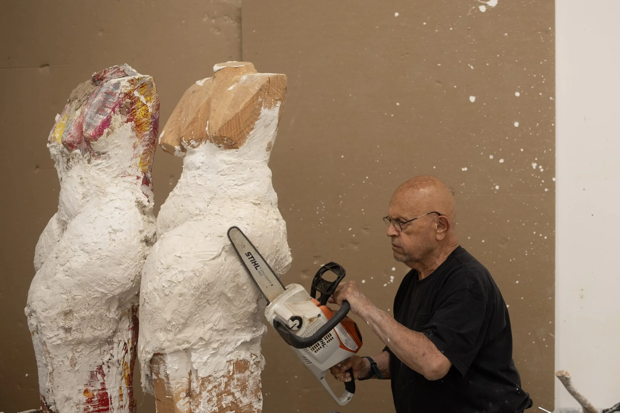 Jim Dine with a chain saw cutting down the sides of plaster female figures