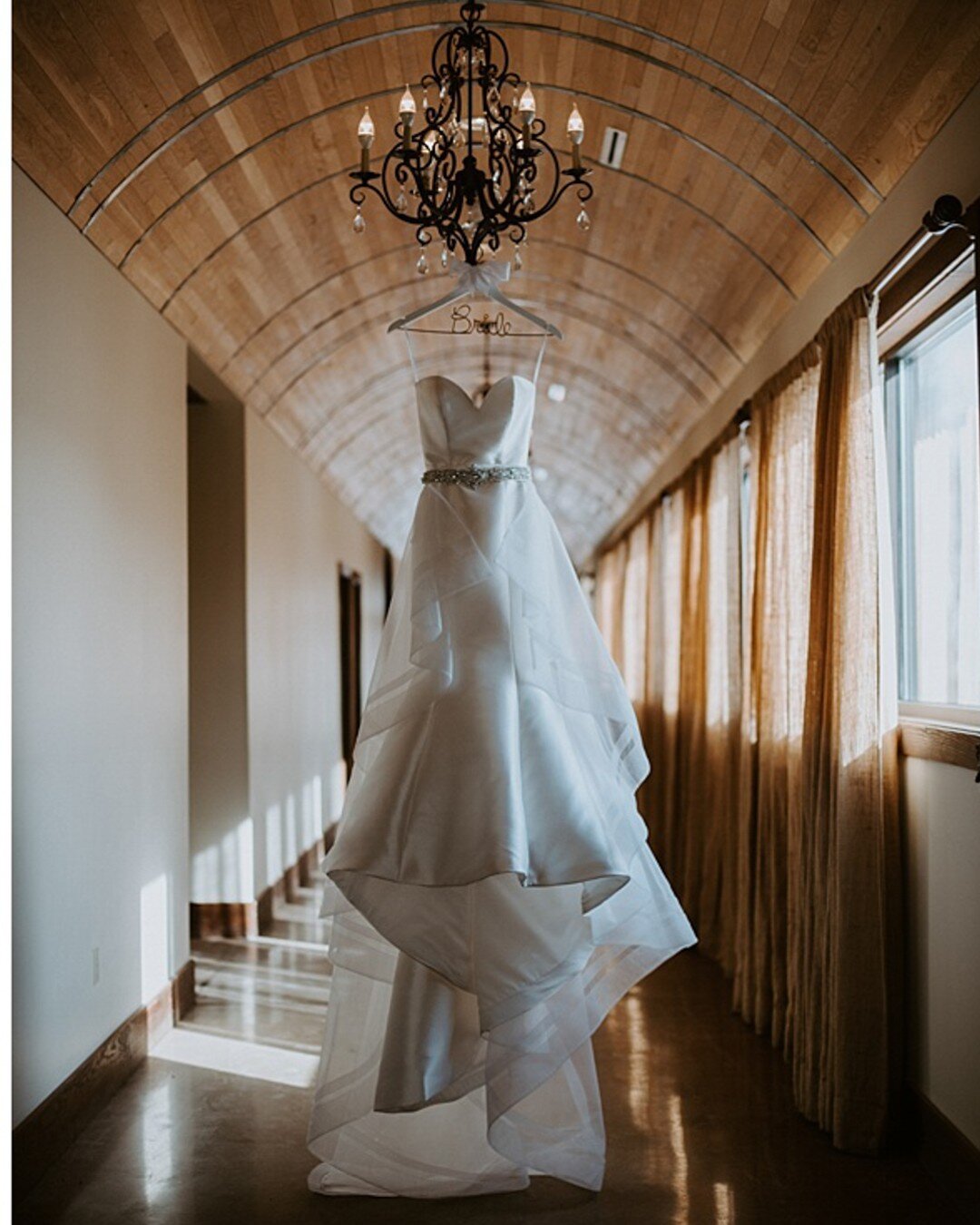 March may bring temperamental weather, but no matter the cold, rain, or even snow, our winery has a cozy, enchanting atmosphere that remains perfect for your wedding, come what may. ❄️💍 Embrace the beauty within as you celebrate the warmth of your l