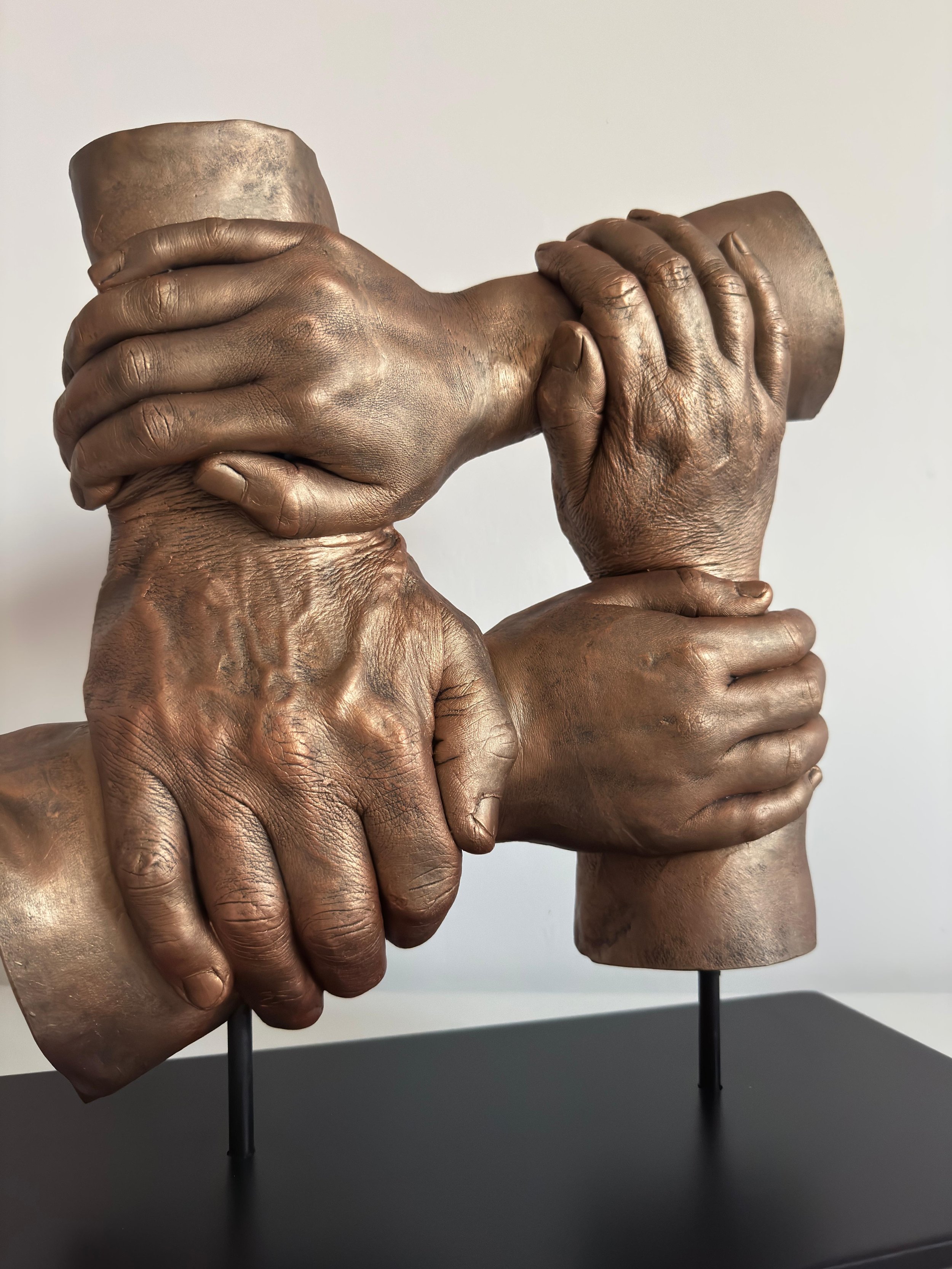 Handenkrans van moeder vader en 2 dochters op zwarte metalen staander