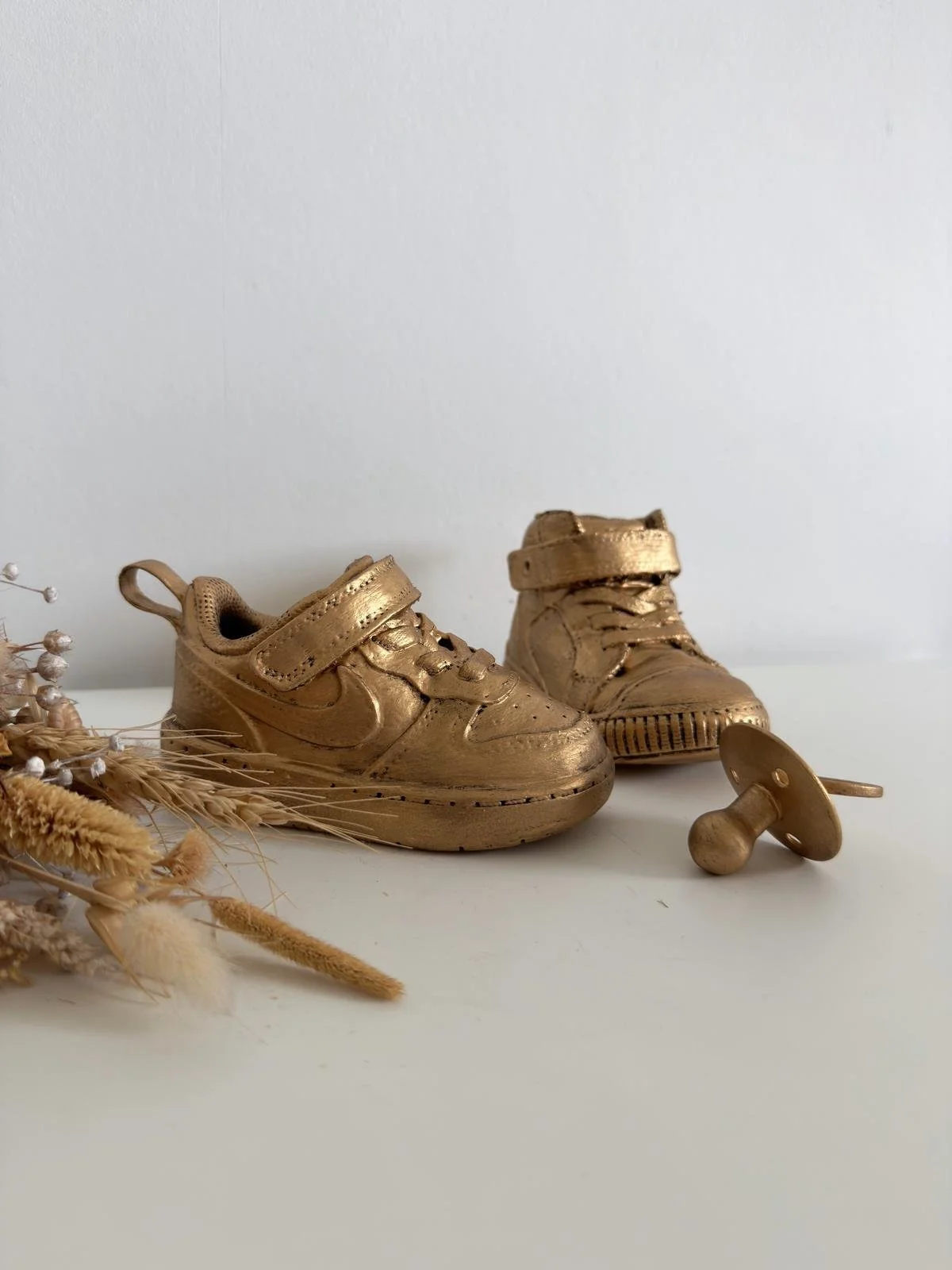Gouden schoentjes + tutje met droogbloemen