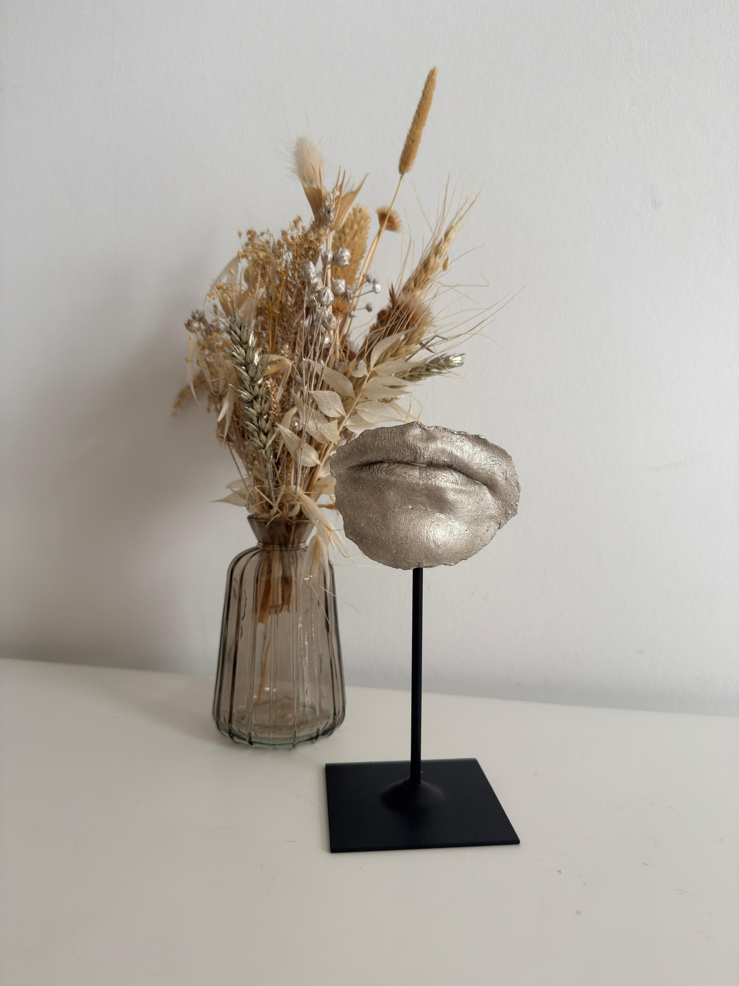 Afdruk van lippen op metalen staander