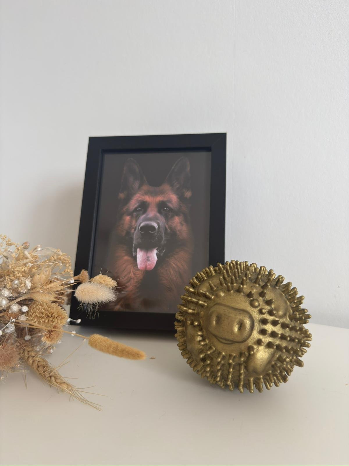 Verbronzing van hondenspeeltje met foto van overleden hond