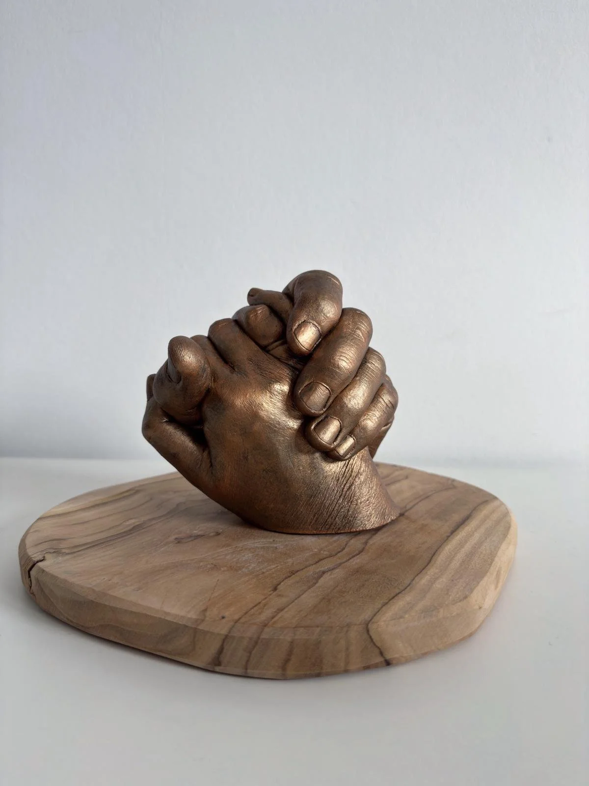 Handafdruk van koppel op houten onderlegger