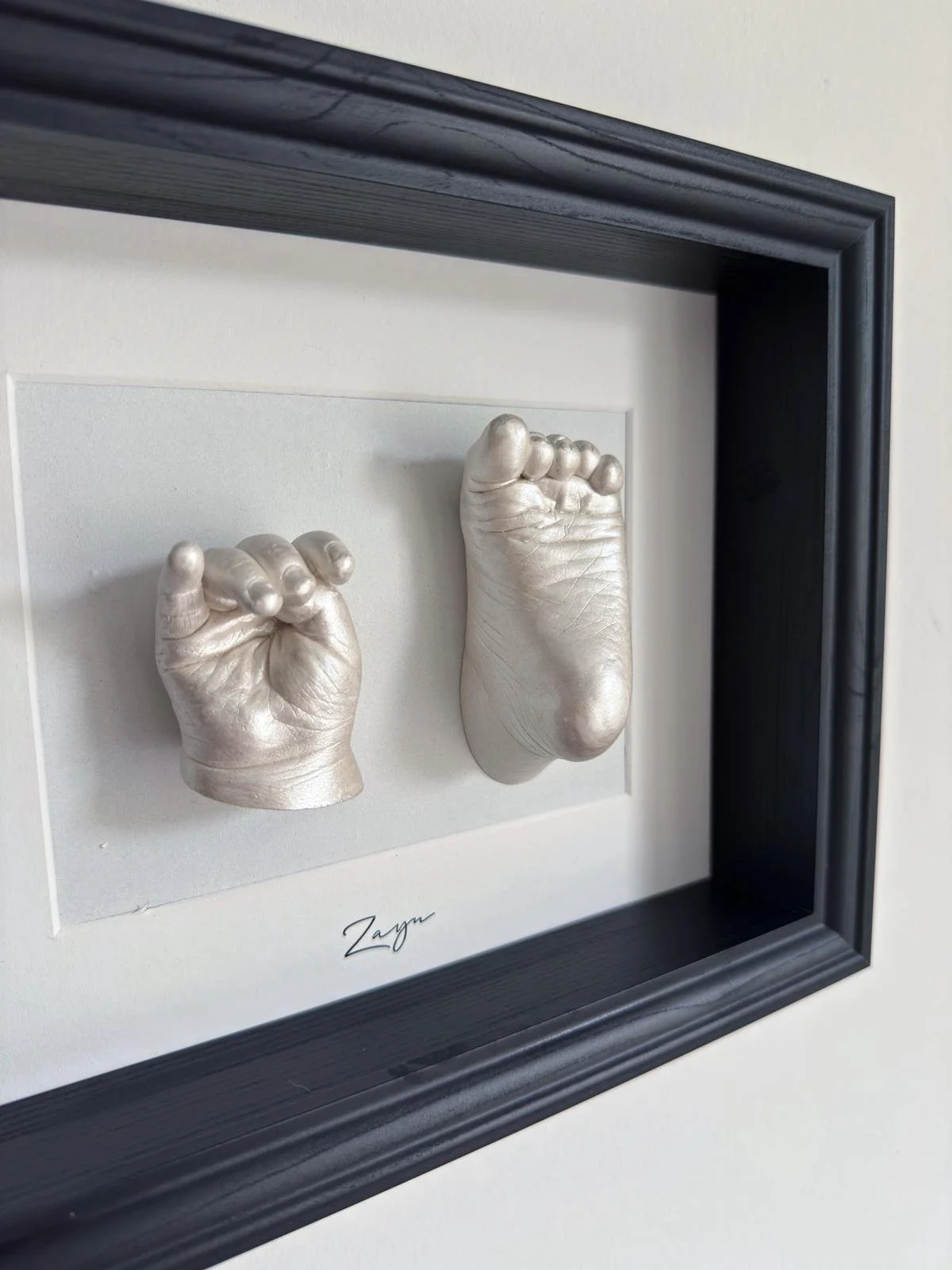 Parelmoer kleur baby hand en voet afdruk in zwarte klassieke kader