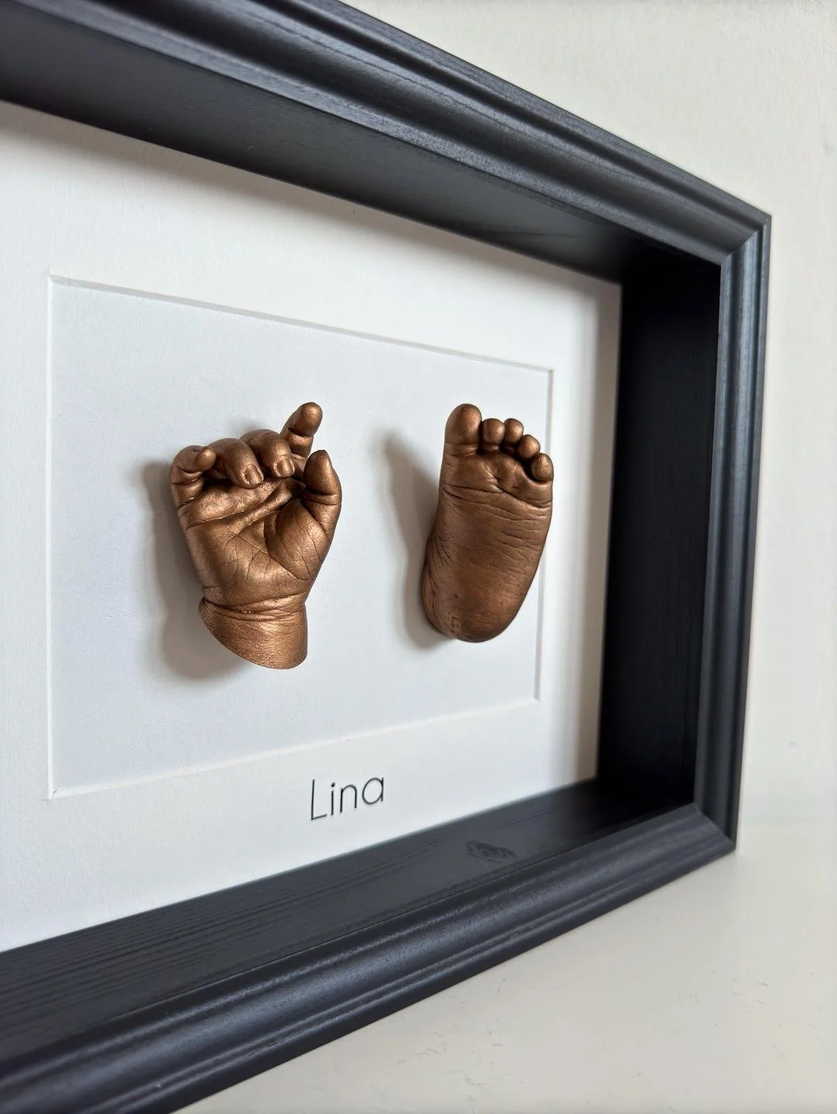 Bronzen baby hand en voetafdruk in klassieke zwarte kader