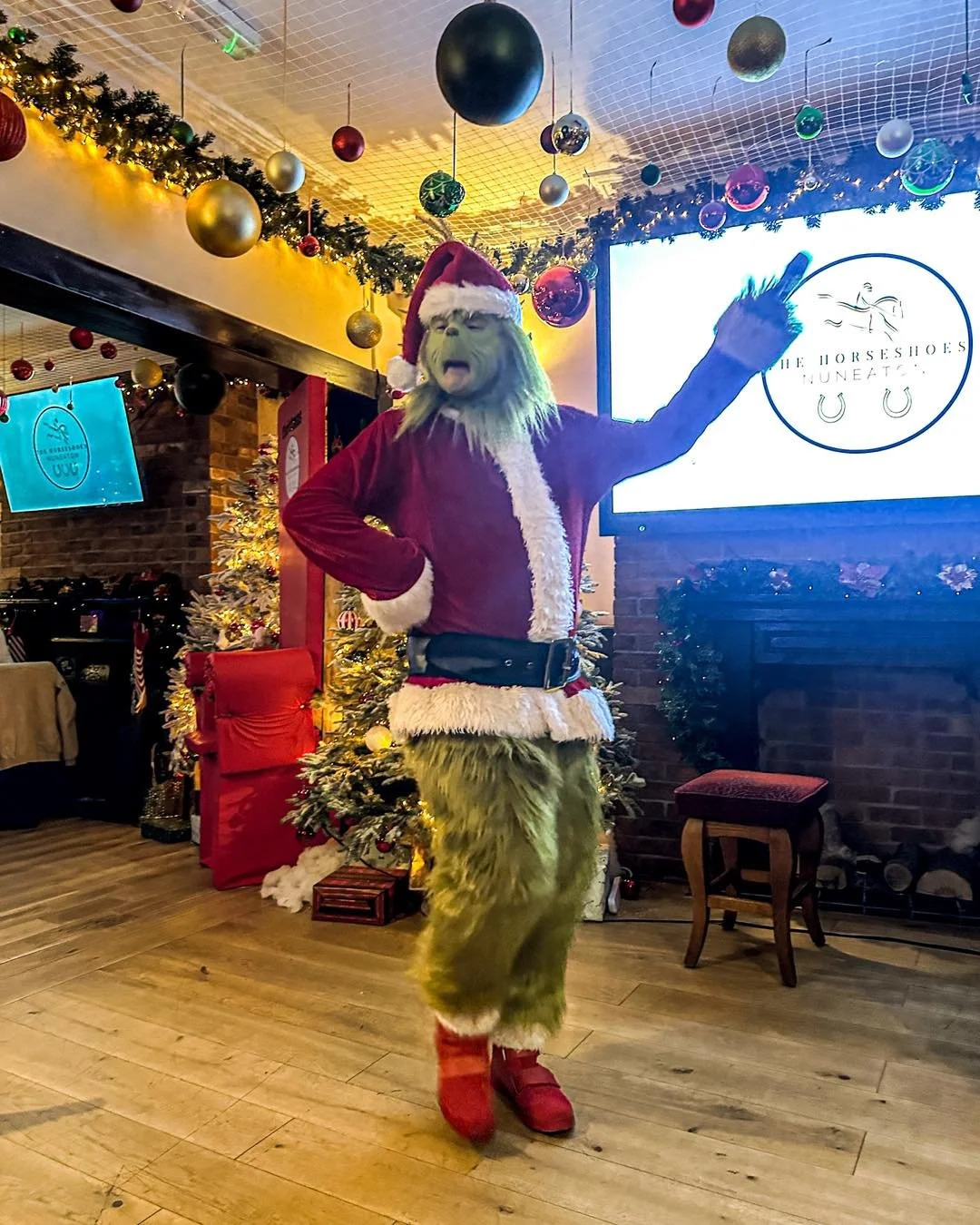 The Nuneaton Grinch has officially stolen Christmas at The Horseshoes Nuneaton Naughty Night with the Grinch&hellip;🫣 
.
.
.
.
.
.
.

#thehorseshoesnuneaton  #thehorseshoes  #nuneaton  #nuneatonpubs  #nuneatonnightout  #nuneatonevents  #christmas  #