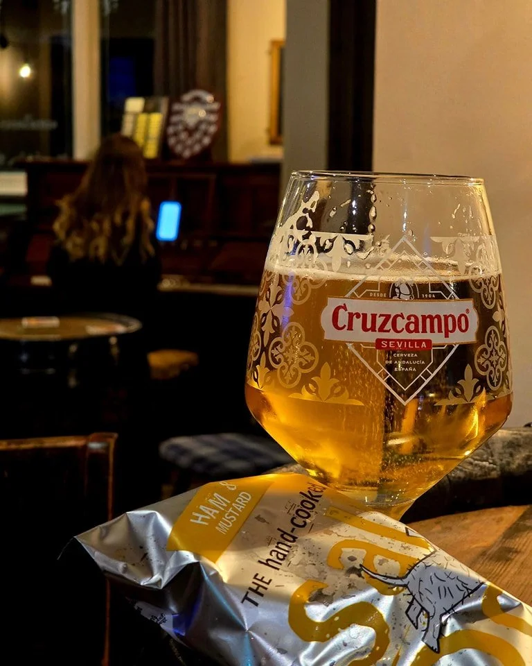 Open Mic night set up sorted ✅

Come and join us by the fire and listen along to some lovely local live music whilst enjoying a nice pint. Ham and mustard crisps are our choice for now, but plenty of others available... 

Happy Hour from 5:30pm 🍻
Op