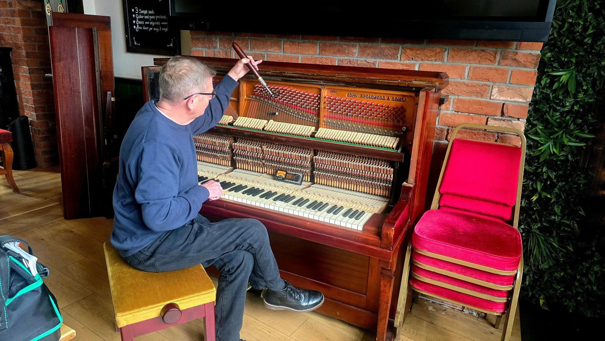Finisihing our sausage and cider festival with our Open mic. 

Alan worked his magic and were all in tune.
Sams here with his guitar 
.
.
And were ready for some real music. 

Everyone welcome.
