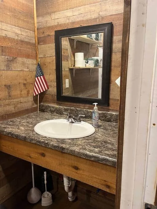 T RIg Bathroom counter.jpeg