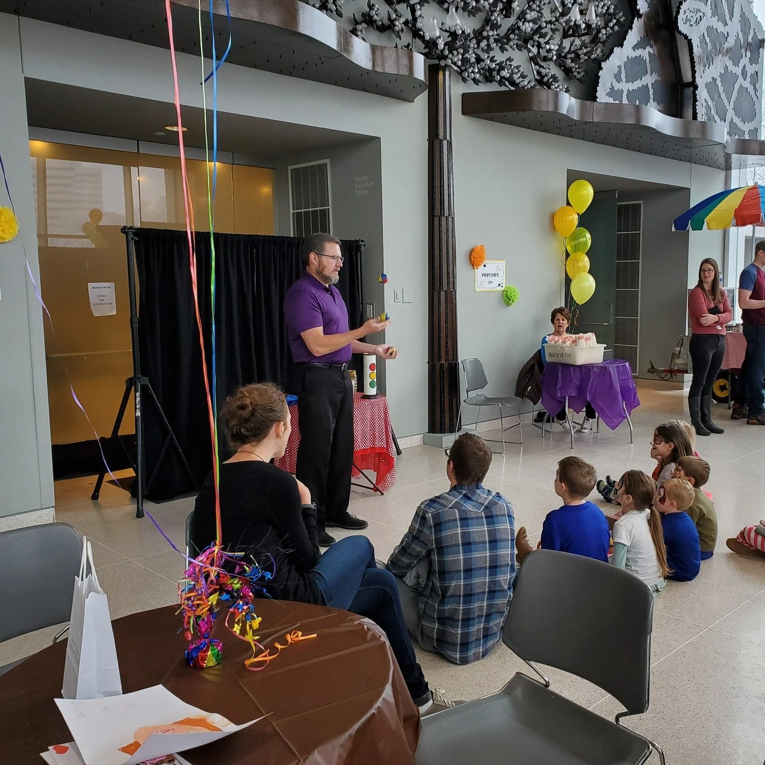 VOLUNTEERS NEEDED! 

Students, if you still need community service hours, here's an opportunity in Knoxville this weekend! 

Volunteers are needed at the Knoxville Museum of Art's Family Fun Day on Saturday, March 21. Volunteers may assist with event