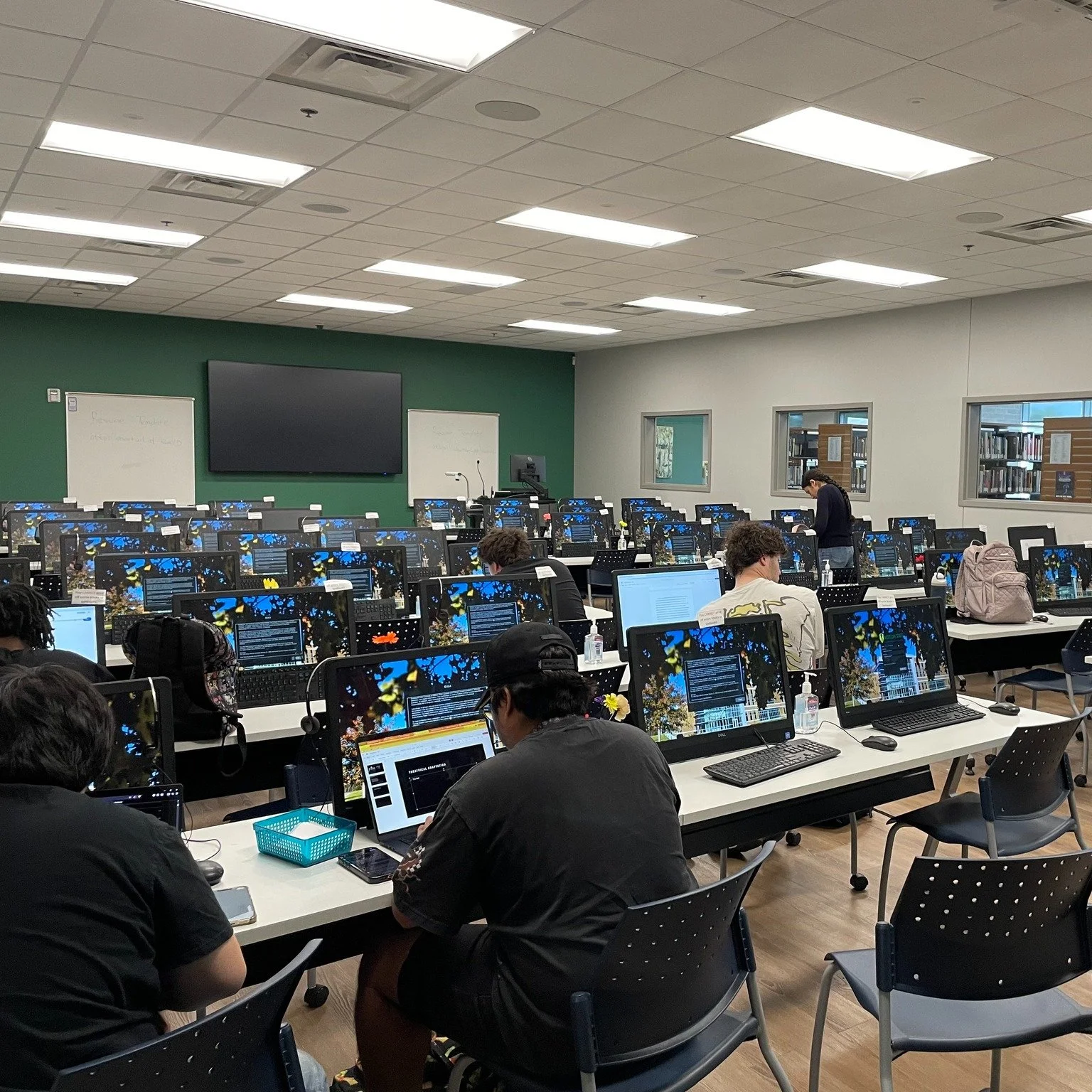🎓It's Graduation Season!🎓

Thank you to Motlow State for collaborating with tnAchieves on a grad fair to help students take their next steps! Motlow organized more than a dozen local employers  to meet with students, while we ran resume and mock in