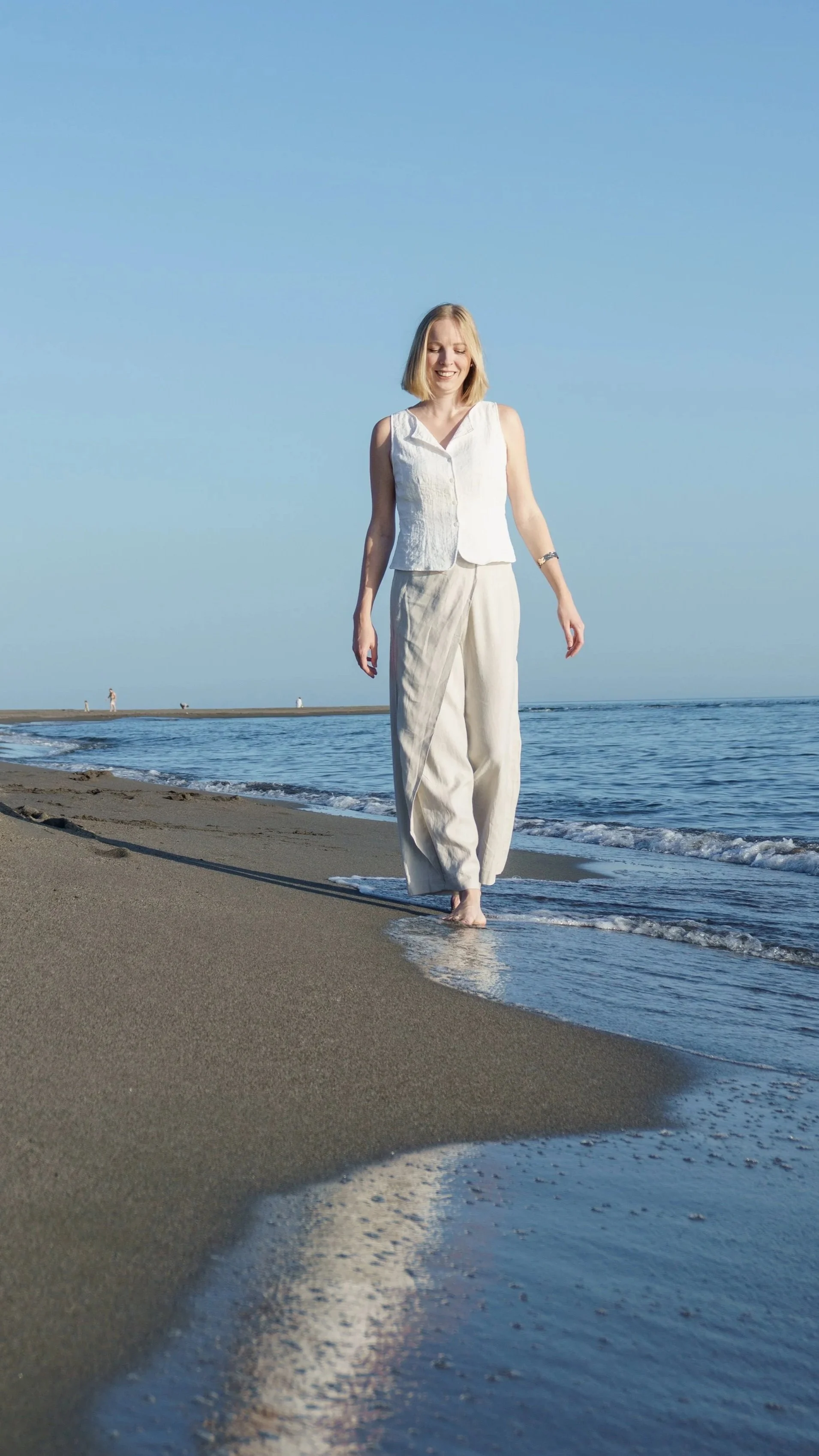 Denise von resovibe läuft barfuß am Meer entlang – resovibe steht für Humanmorphologie, nicht für Gesichtslesen, Physiognomie, Face Reading oder Morph Face Profiling.