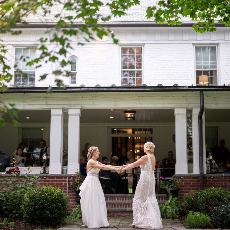 These beautiful brides stole the show with their heartwarming dance outside our historic inn! Every detail of their beautiful wedding day was filled with happiness, and we're so grateful they chose the Stagecoach Inn to celebrate their happily ever a