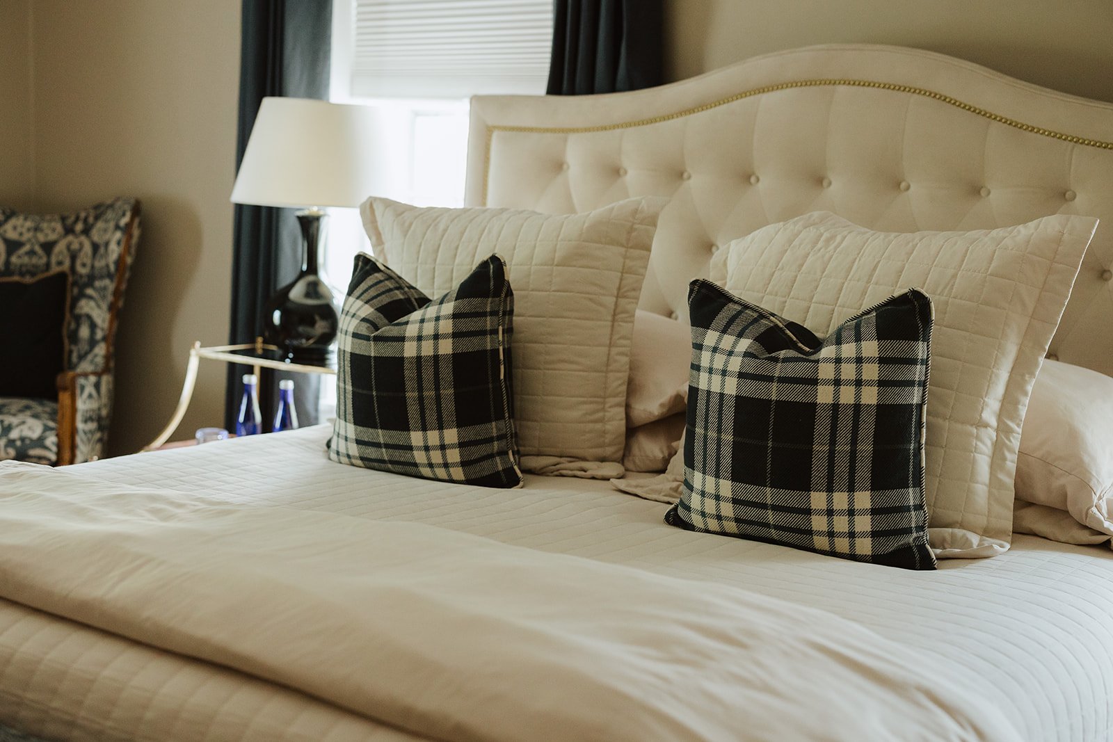 ✨ The Stagecoach Inn is your home for the holidays! All decked out in festive charm, it&rsquo;s the perfect place to get cozy by a fireplace, let our innkeepers cater to you, and relax in the most luxurious bed. 🎄❤️ Book your stay online or call (84