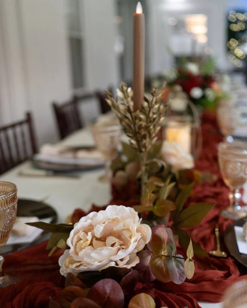 ✨ Celebrate autumn in elegance! Rich-hued florals, glowing candlelight, and the timeless charm of the Stagecoach Inn come together to create a romantic, unforgettable tablescape. Let us help you design your dream fall event&mdash;call us today! 📞 (8