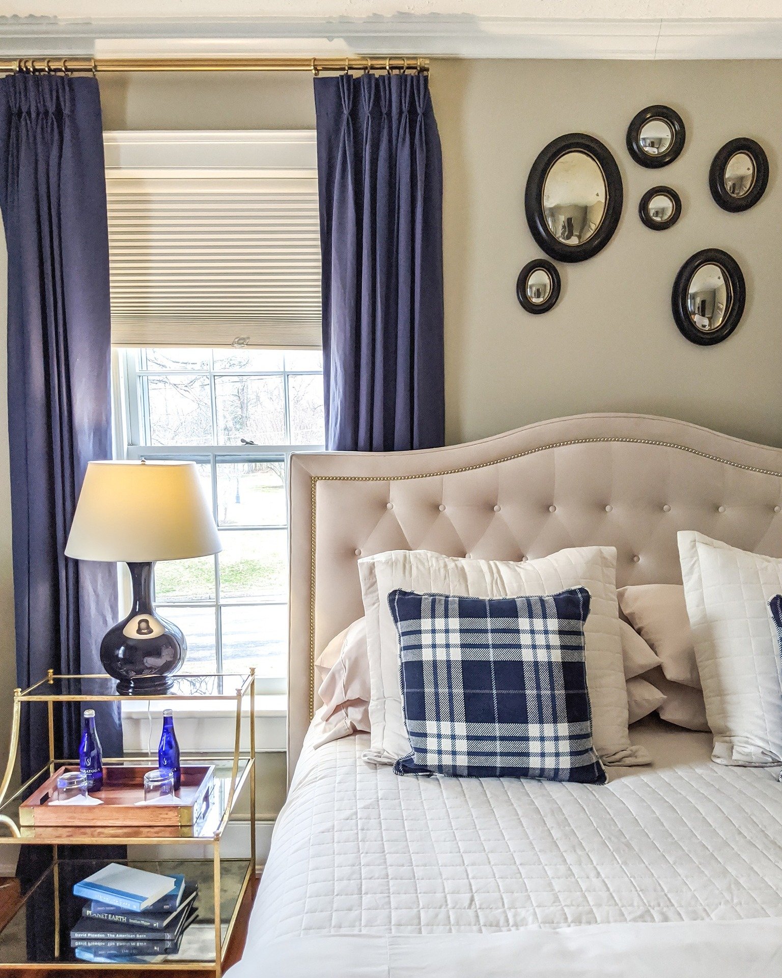 ✨ Celebrate the season at the Stagecoach Inn ✨
The inn is all decked out for the holidays, and it&rsquo;s the perfect time to escape with us&mdash;feel festive, feel relaxed, and settle into all the cozy moments of the season. From crackling fireplac