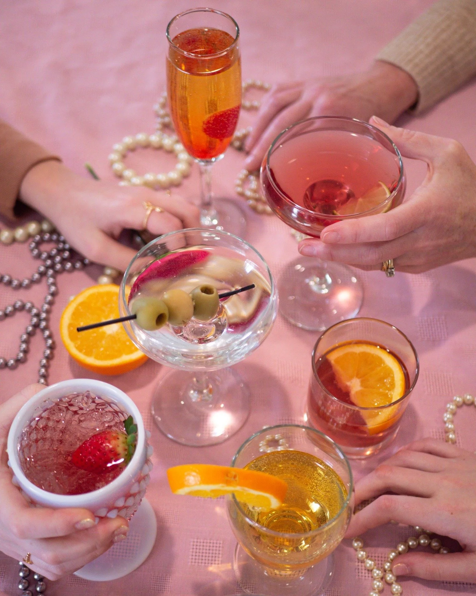 Gather your favorite gals&hellip; or guys 💕🥂 It&rsquo;s Galentine&rsquo;s Brunch at The Stagecoach Inn on Sunday 2/15 from 10&ndash;3 and the vibes are cozy, cheerful, and full of fun.
Prix fixe brunch, historic charm, and a table made for laughter