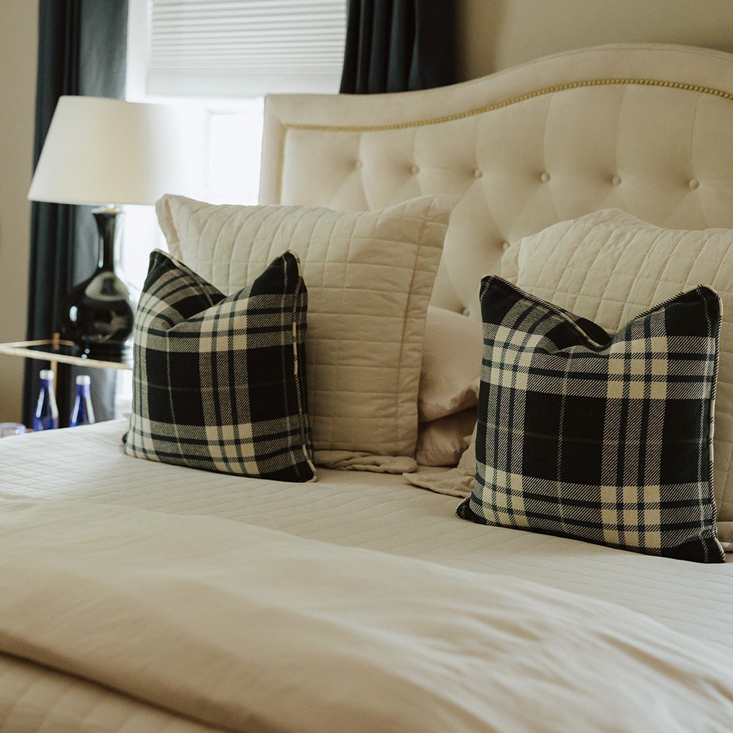 Sink into comfort and let your winter escape begin. From plush, inviting guest rooms to peaceful moments that invite you to slow down, the Stagecoach Inn is designed for rest, warmth, and quiet indulgence.
All February weekend stays include a complim