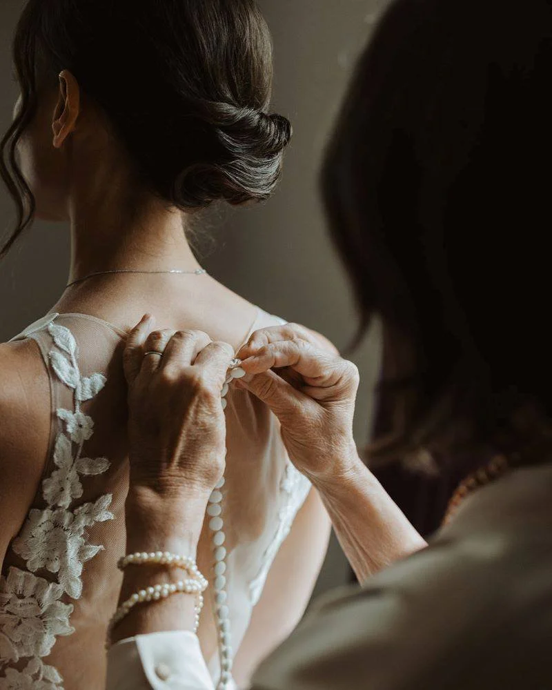 The quiet moments&hellip; the laughter&hellip; and the dance floor at the end of the night 🤍
There&rsquo;s something so special about a wedding day through a mother&rsquo;s eyes &mdash; helping with the final details, sharing in the excitement, and 