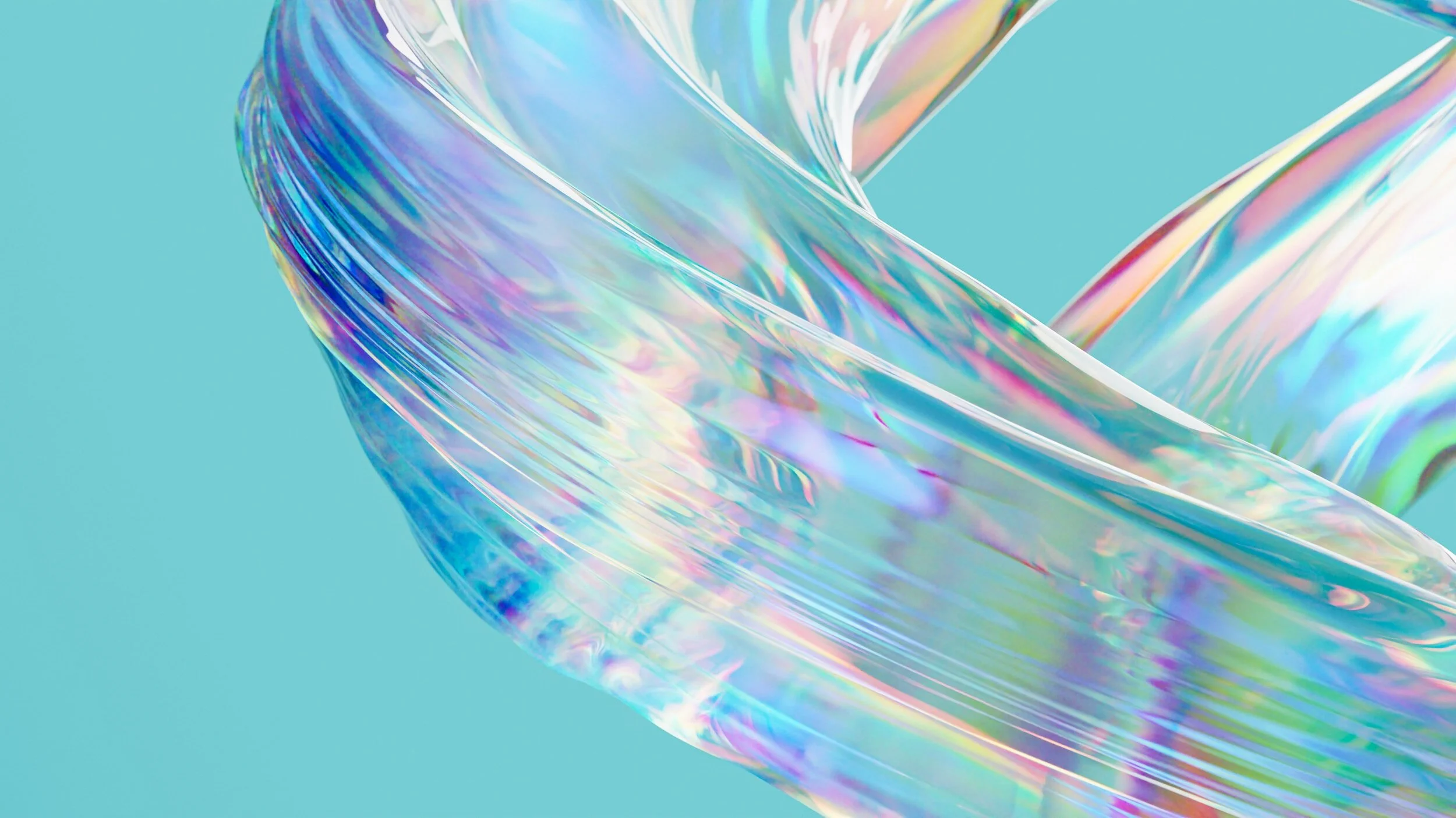 Une surface iridescente en plastique transparent avec des reflets multicolores, posé sur un fond bleu clair.