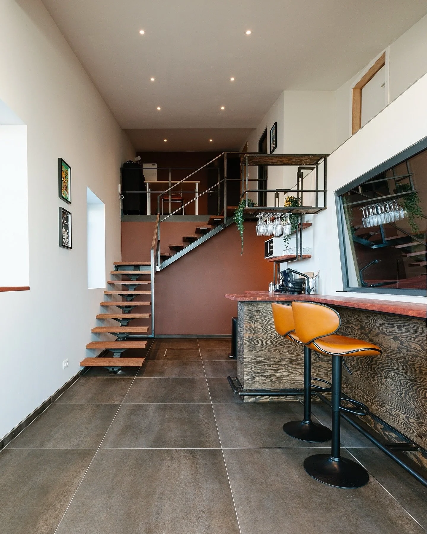 ☕️ Le café pour tenir, 🍺 le bar pour la soif… et la vitre pour juger vos potes qui enregistrent 😌👍
Le Studio 1935, c’est quoi ?
C’est un #studio self-service équipé pour faire de l’enregistrement mus