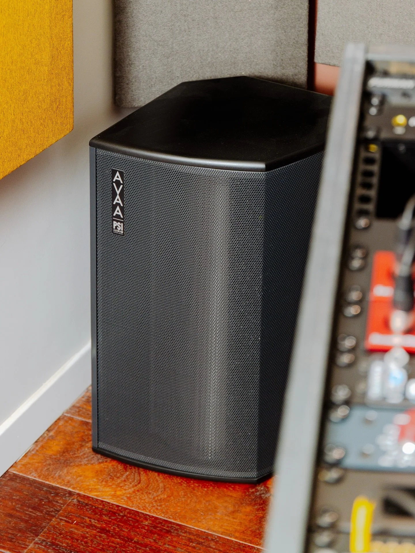 Une écoute bien calée et contrôlée grâce à nos deux #AVAA C20 🔥
Les C20 sont des absorbeurs de basses actifs, en provenance de Suisse 🇨🇭 Ils permettent de contrôler les problèmes de modes de la