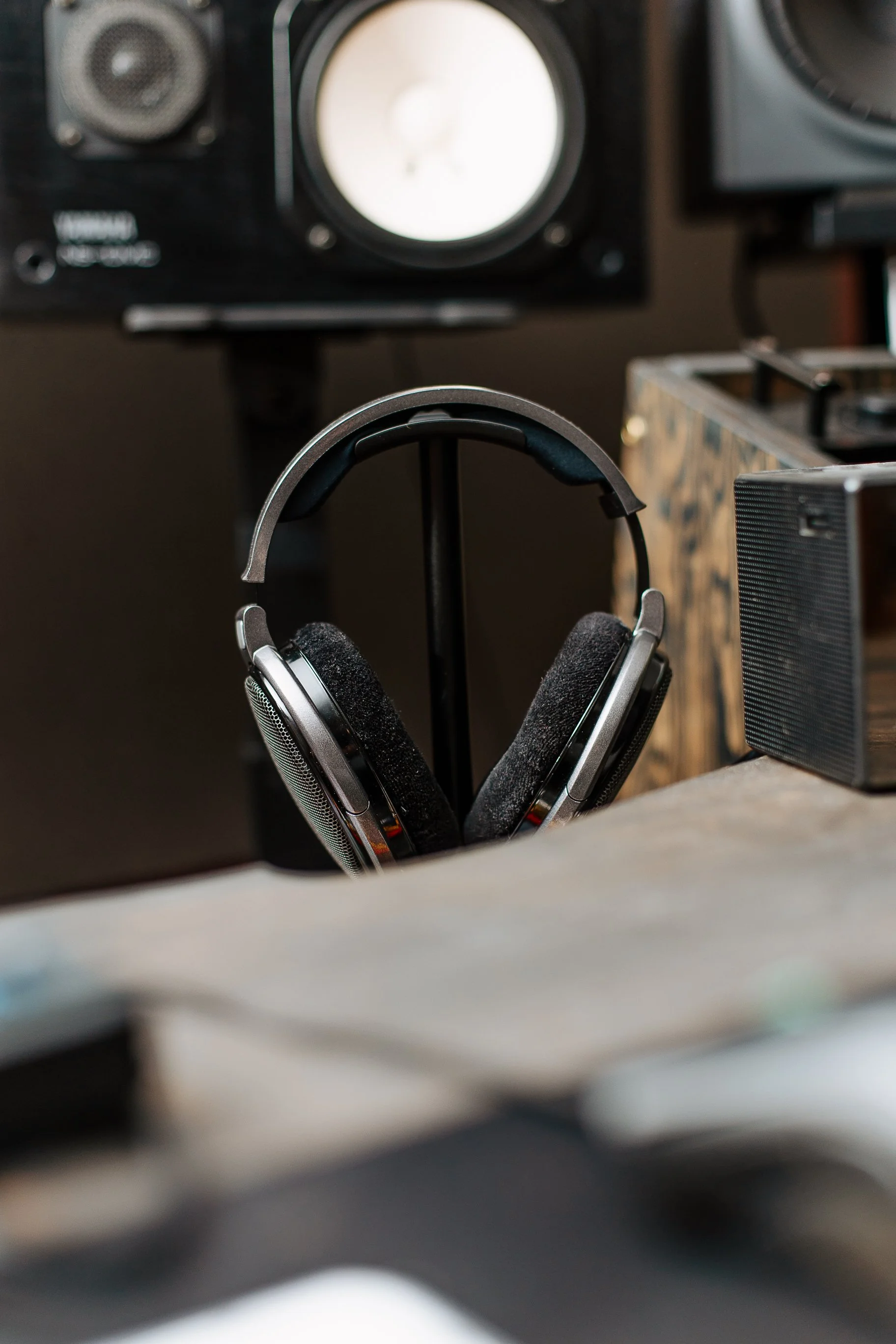 Casque audio noir avec coussinets en mousse, posé sur un support en forme de T