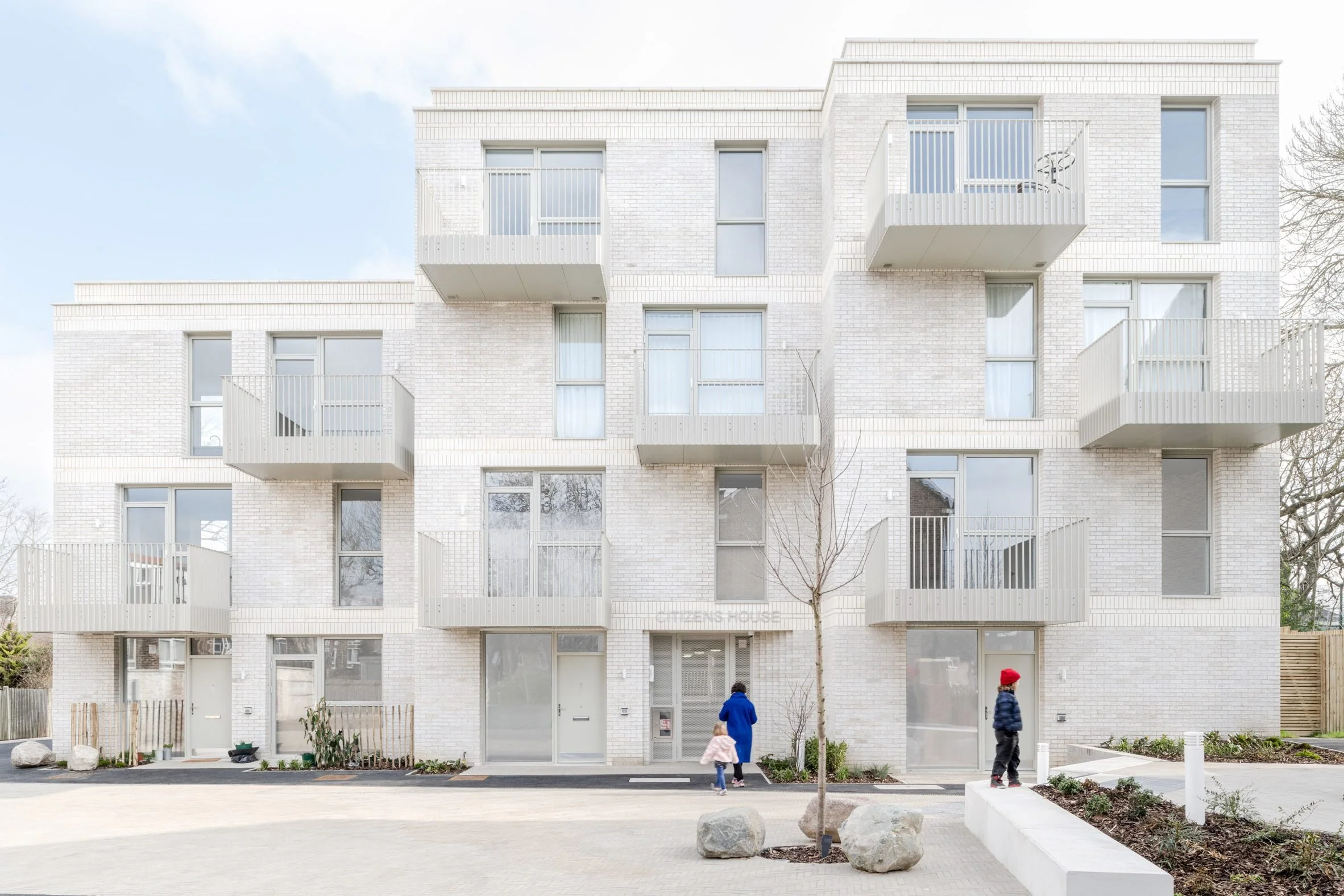 archio-citizens-house-white-brick-housing-block-london-community-land-trust_dezeen_2364_col_0.jpg