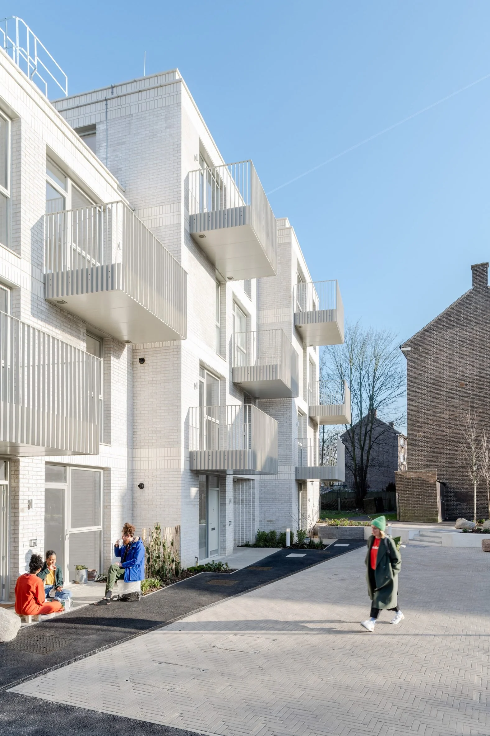 archio-citizens-house-white-brick-housing-block-london-community-land-trust_dezeen_2364_col_8-scaled.jpg