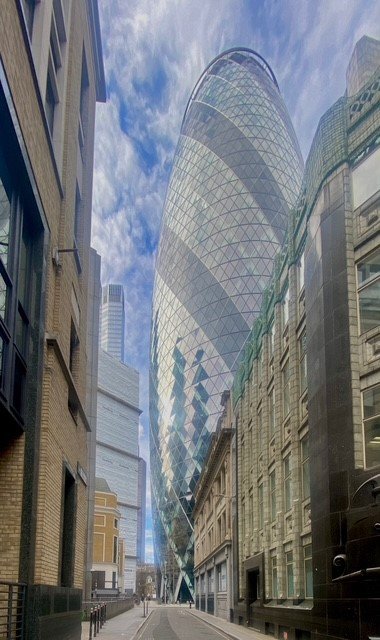 A glimpse of Foster's 30 St Mary Axe tower, the Gherkin, next to Berlage's Holland House from 1924.