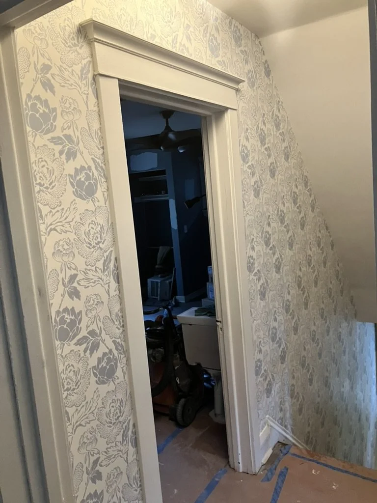 Oui love how these roses tumble down the stairs