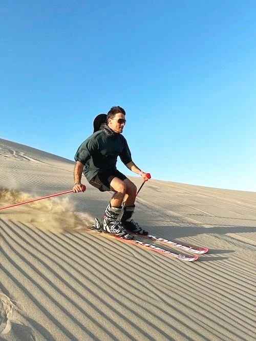 Un homme fait du ski sur du sable