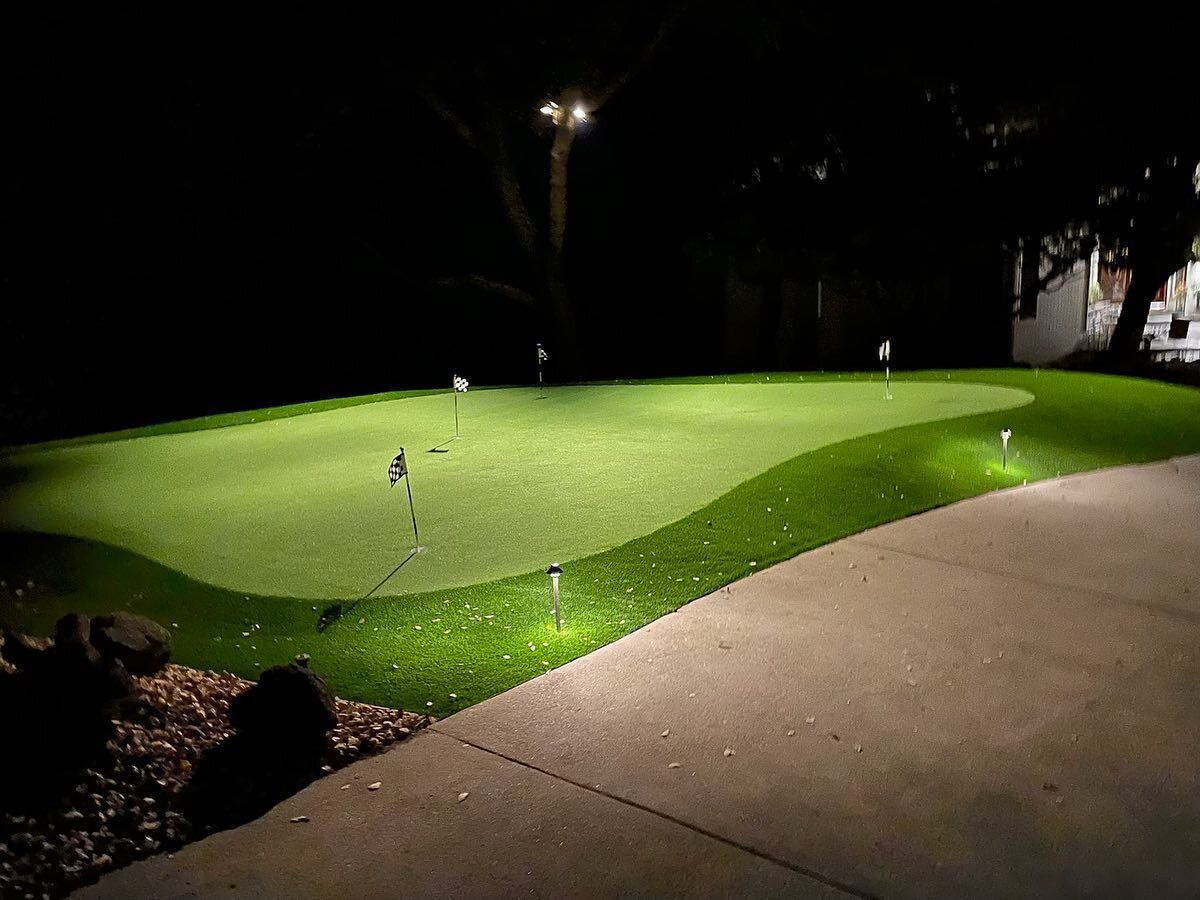 Putting green installation with veneer pillars and lighting ⛳️
#premierlandscape #landscape #landscapeconstruction #residentialconstruction #landscapecontractor #installation #puttinggreen #veneerpillars #lighting #BayArea