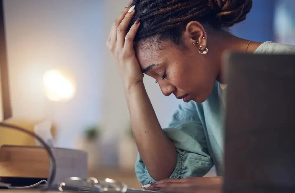 Woman with brain fog and low energy trying to focus