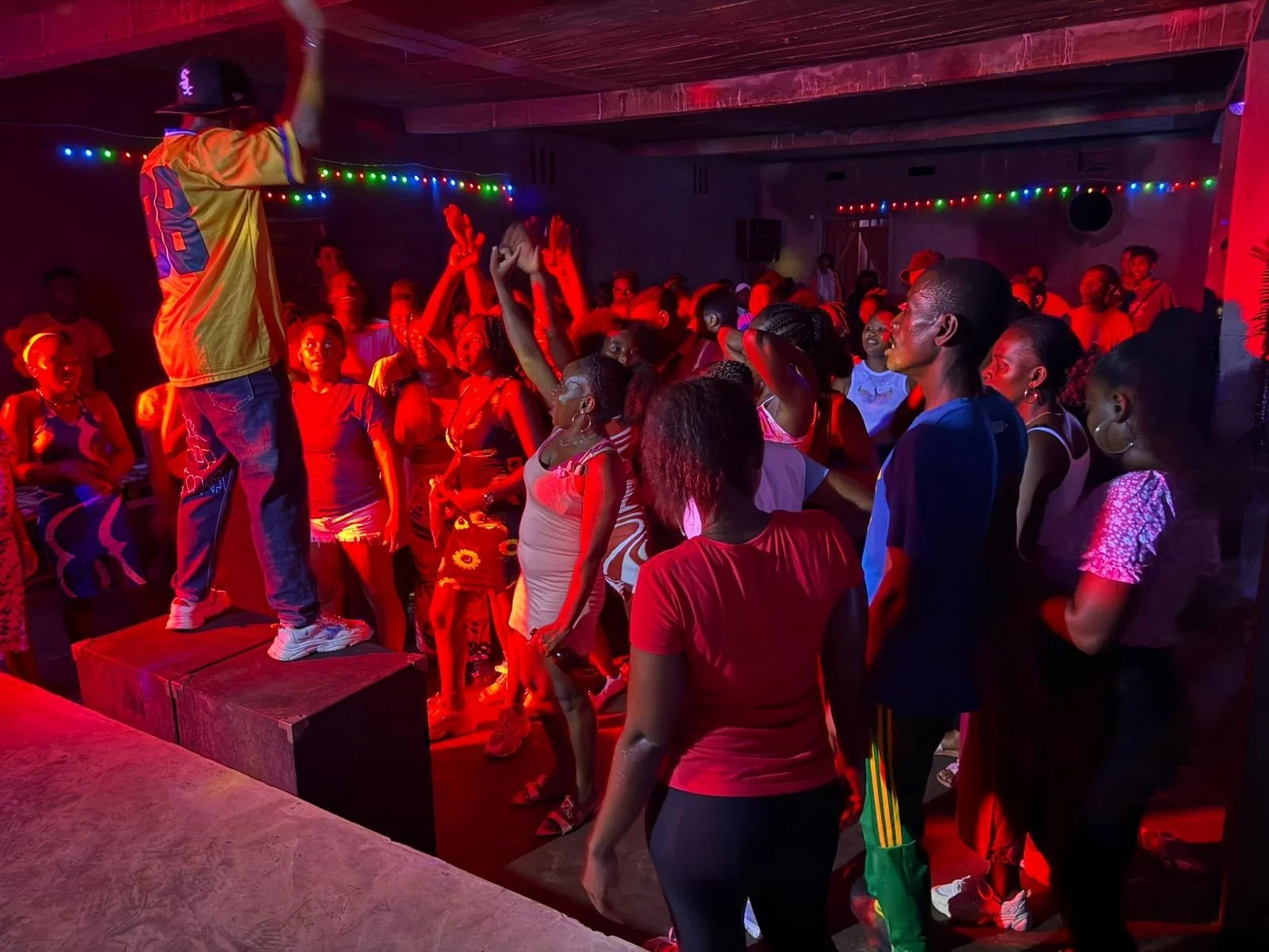 ein Benefizkonzert vor Ort im Dezember 2025