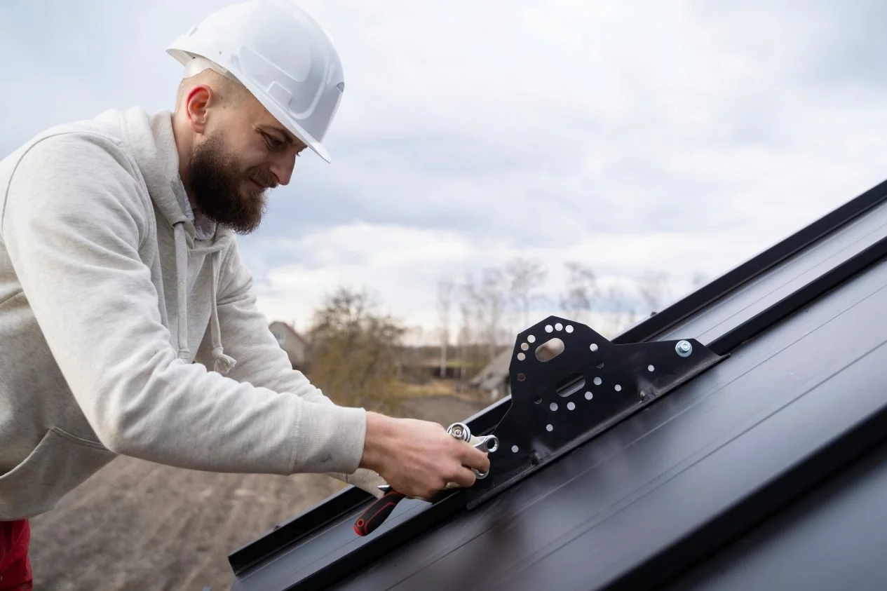 Choosing the Right Roofing Contractor After Sudden Damage