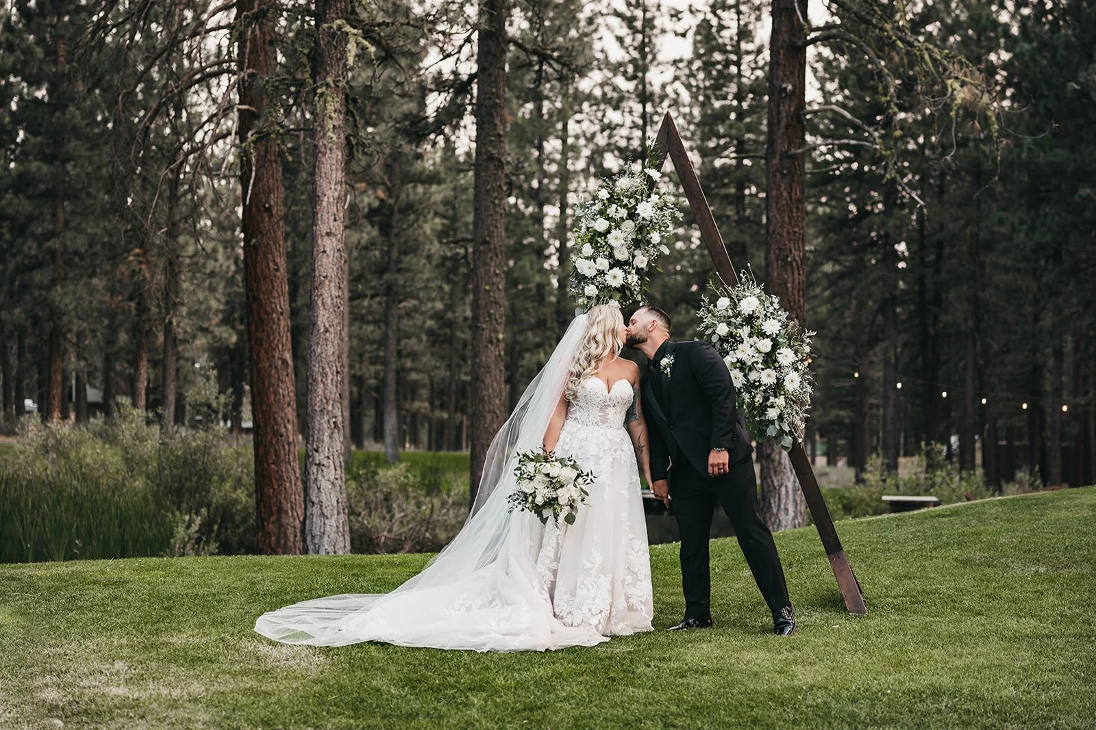 Elegant Black-Tie Wedding at Chalet View Lodge: Kelsey & John’s Romantic Outdoor Celebration in the Sierra Mountains